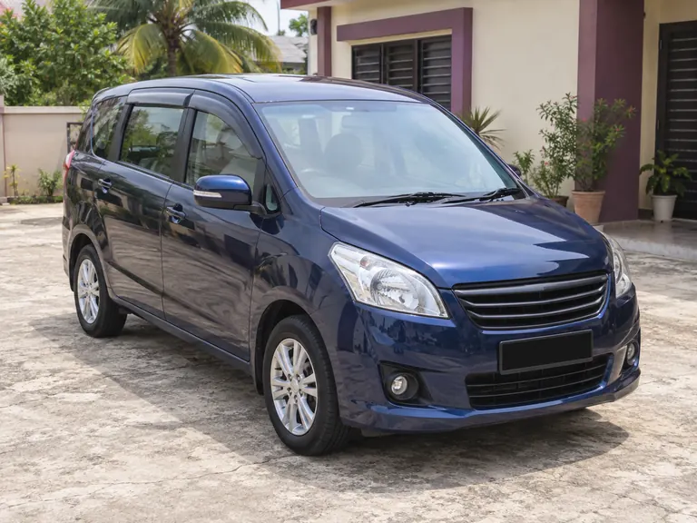 MPV di halaman kediaman.